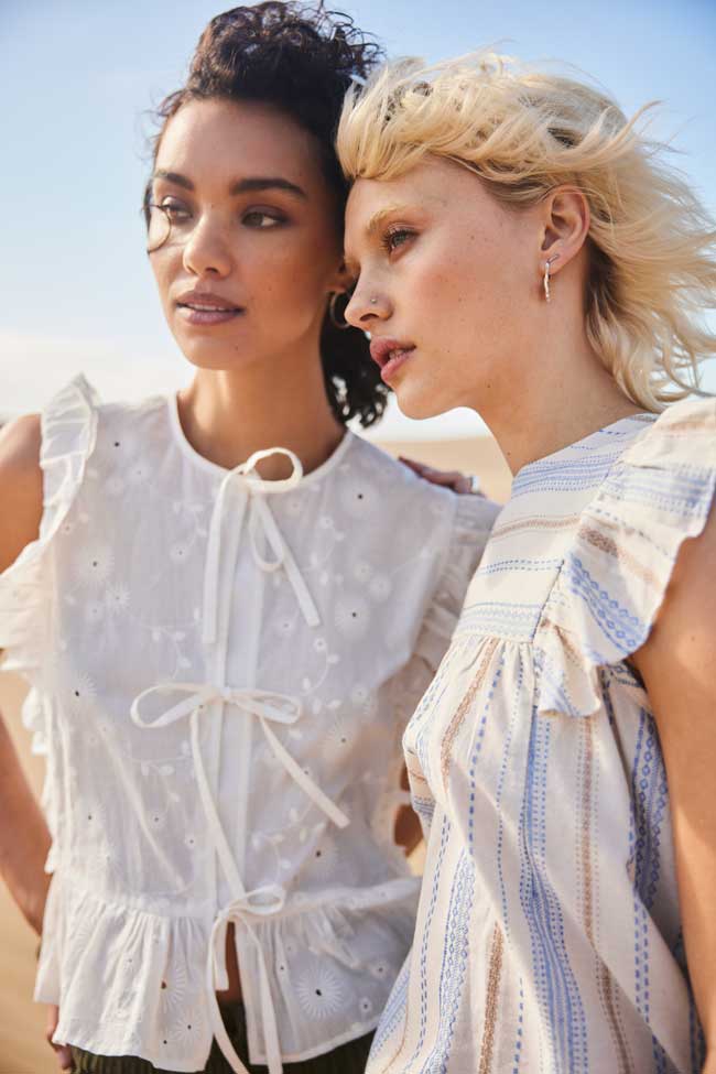 Blusen mit Lochstickerei 